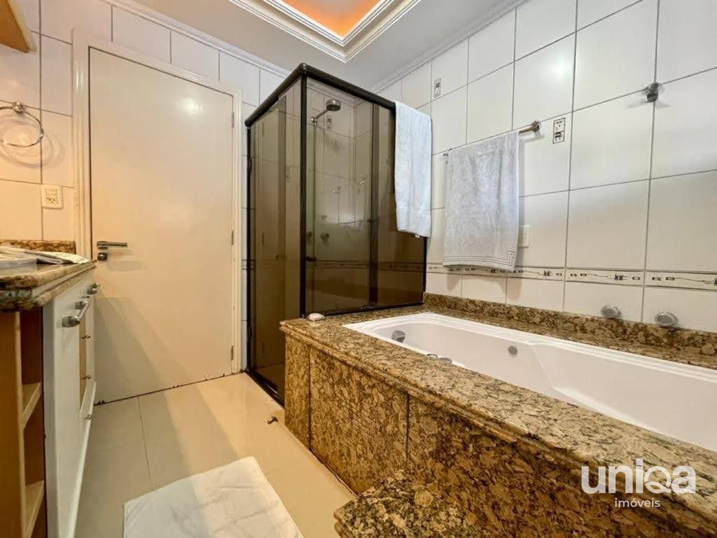 Casa de alto padrão com 06 dormitórios sendo 03 suítes piscina localizada no bai