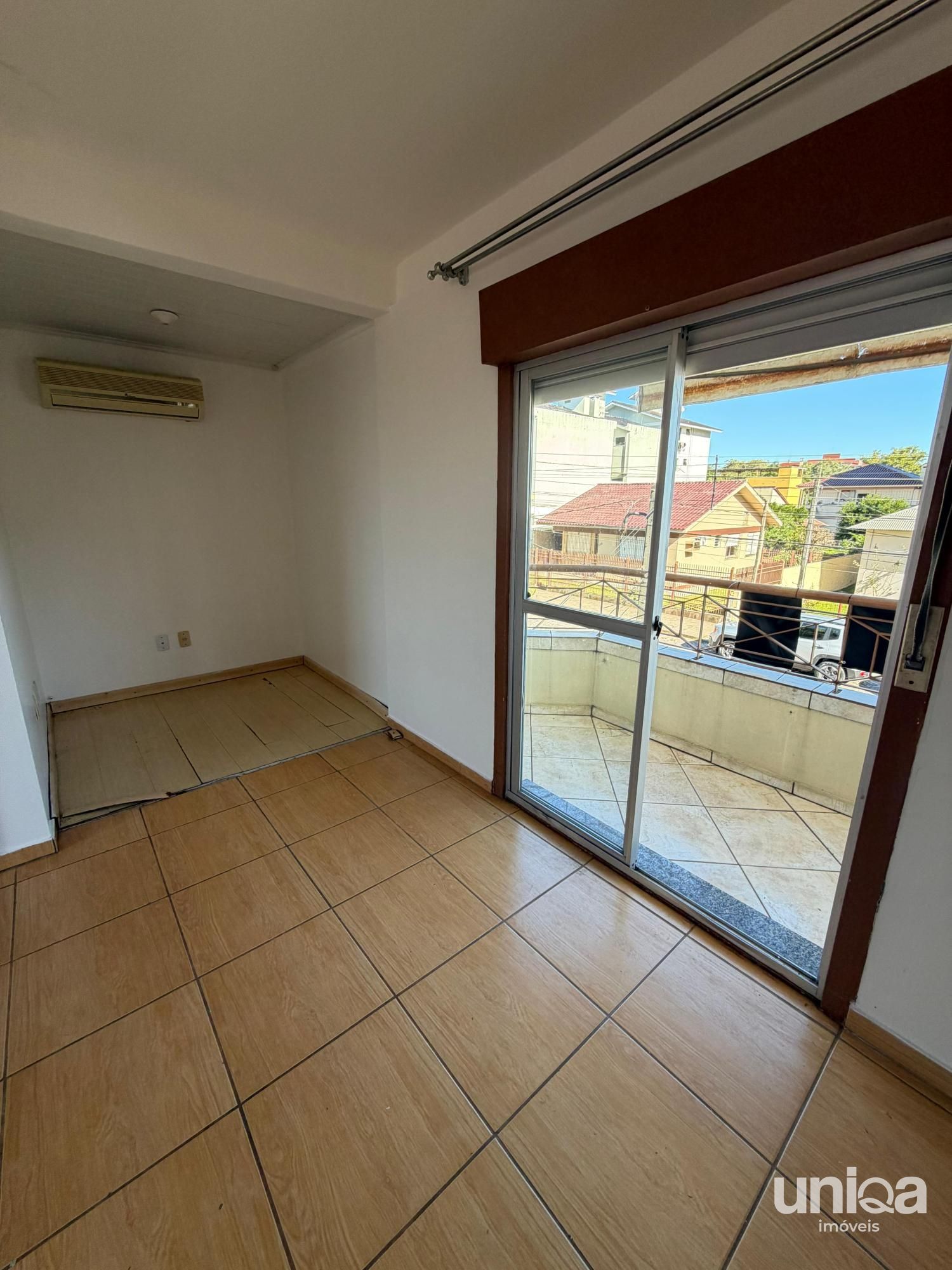 Aluga-se apartamento com dois dormitórios, sacada e churrasqueira