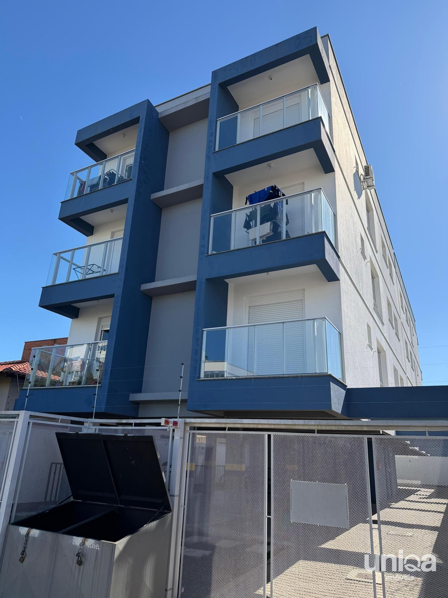 Aluga-se Apartamento de 1 quarto, sacada, garagem e mobiliado em Camobi