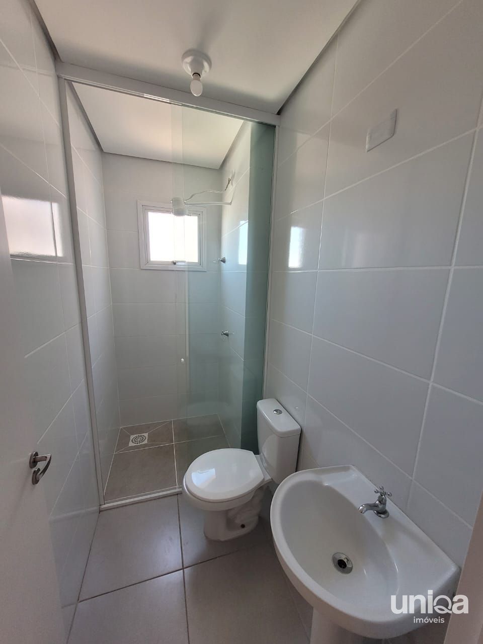Apartamento com dois dormitórios elevador e garagem alugo ou vendo em Camobi SM.