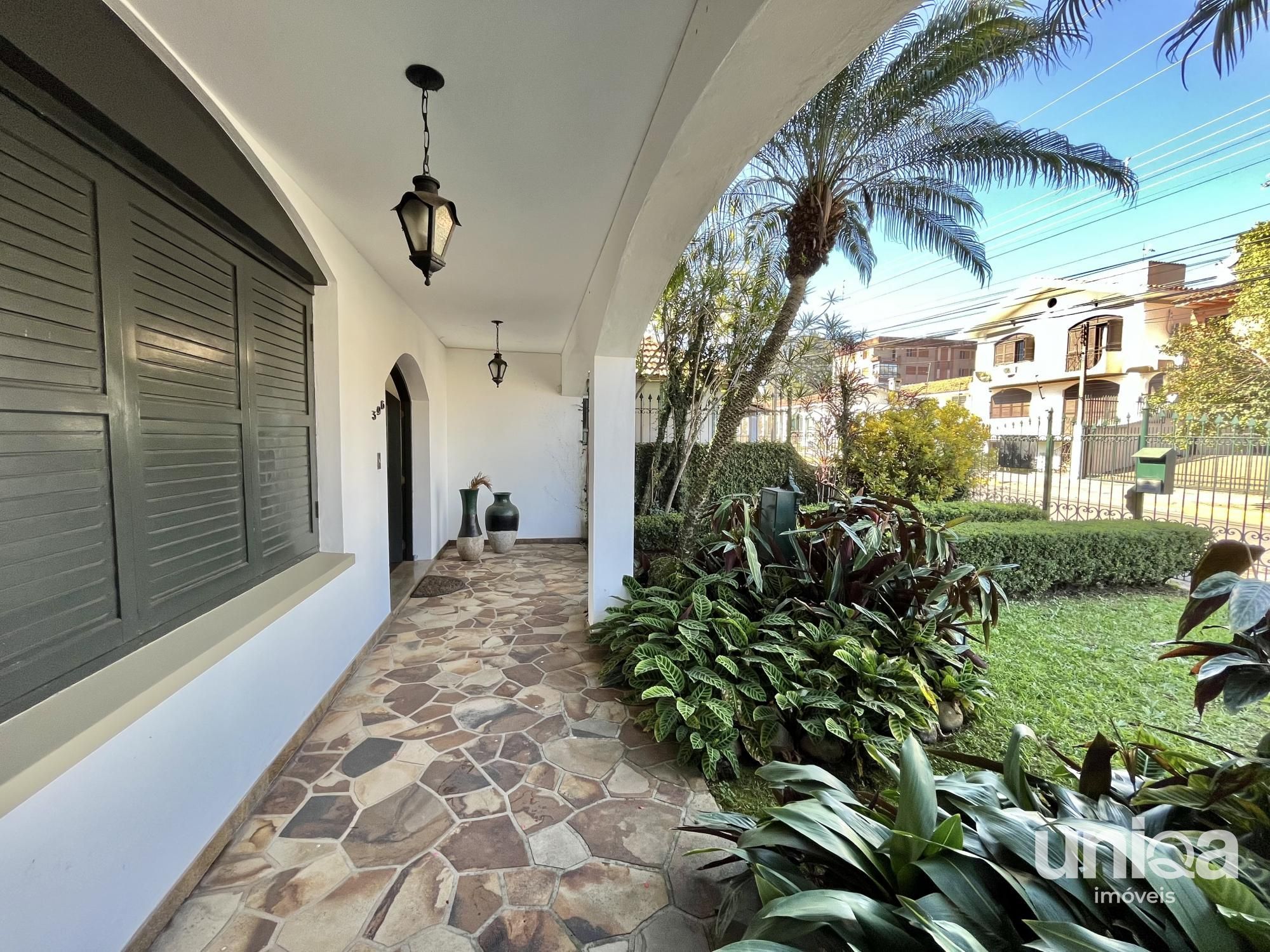 Casa para venda de 05 dormitórios em Santa Maria