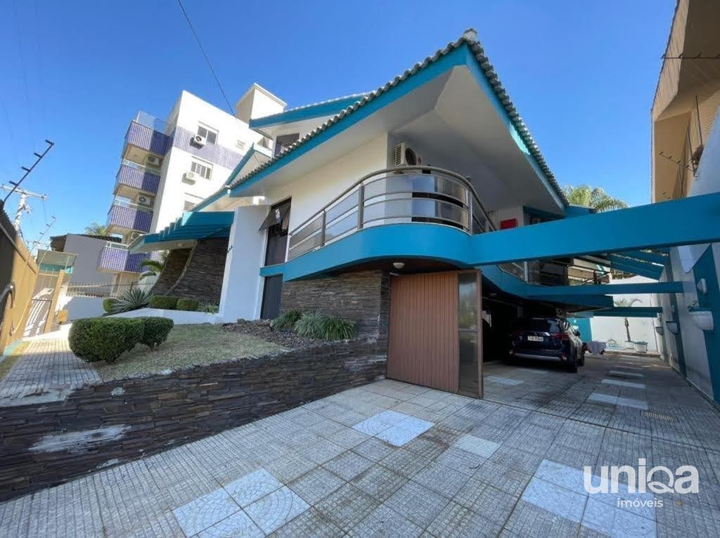Casa de alto padrão com 06 dormitórios sendo 03 suítes piscina localizada no bai