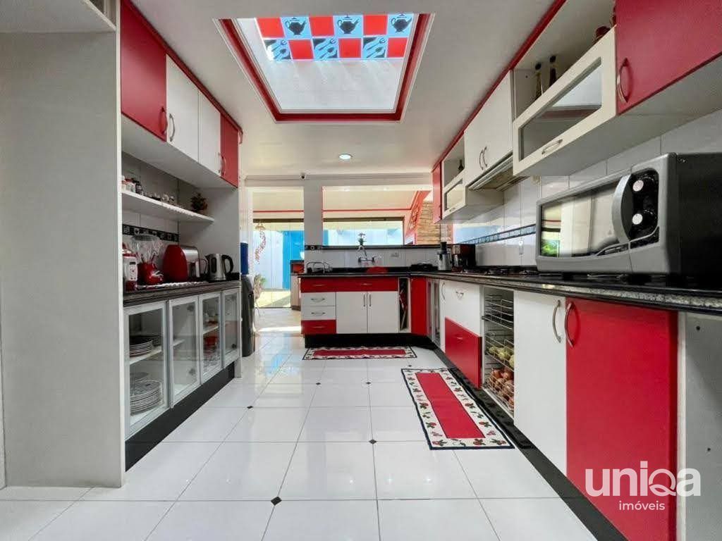 Casa de alto padrão com 06 dormitórios sendo 03 suítes piscina localizada no bai