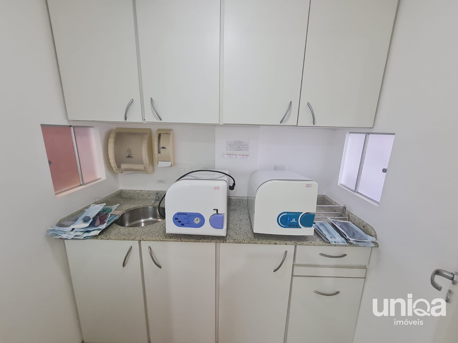 Sala comercial com 82m2 e garagem para venda no ed Continente em Santa Maria per