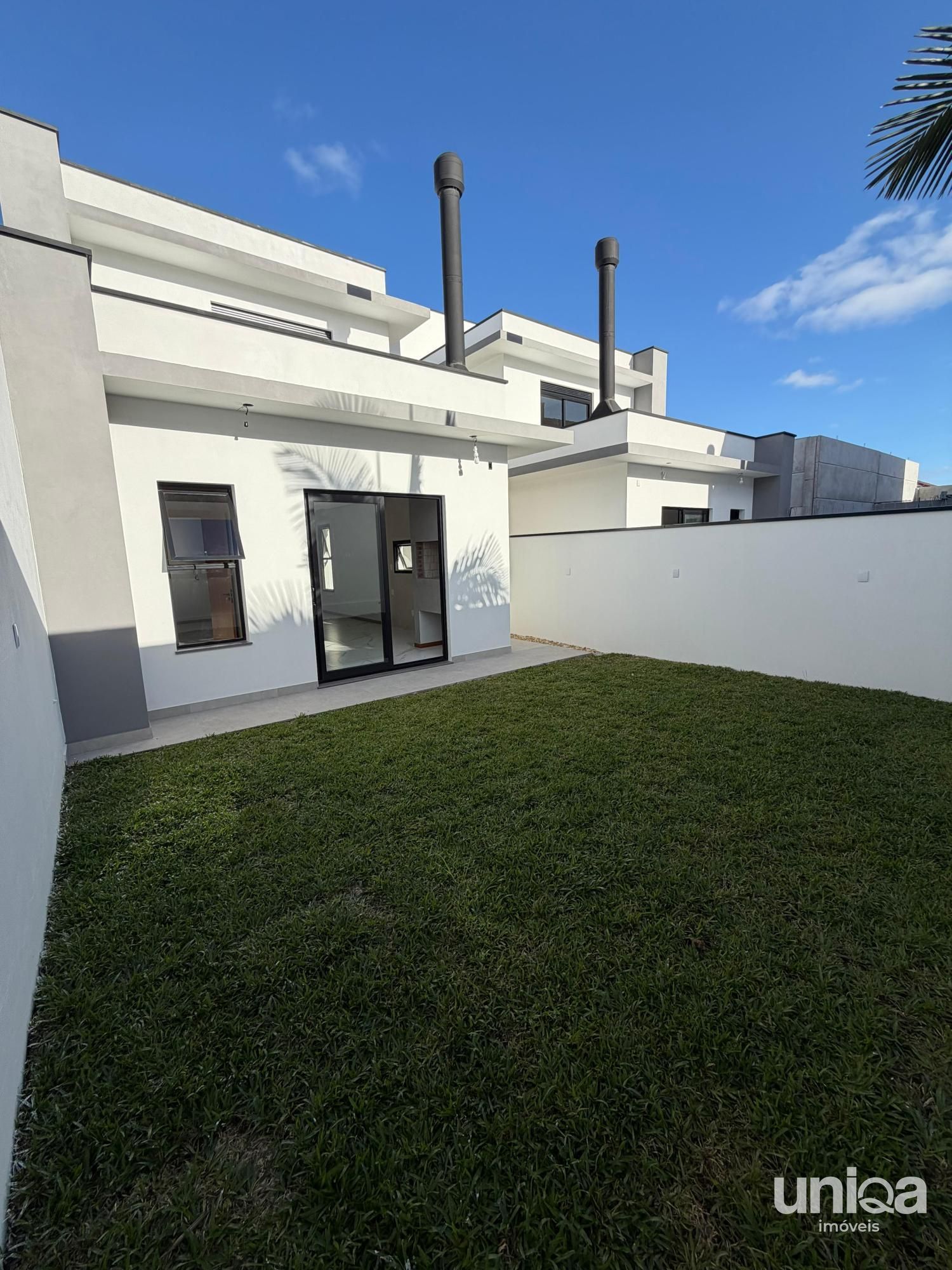 Casa nova 148m2 quarto/escritório no térreo + 02 suítes andar superior Camobi