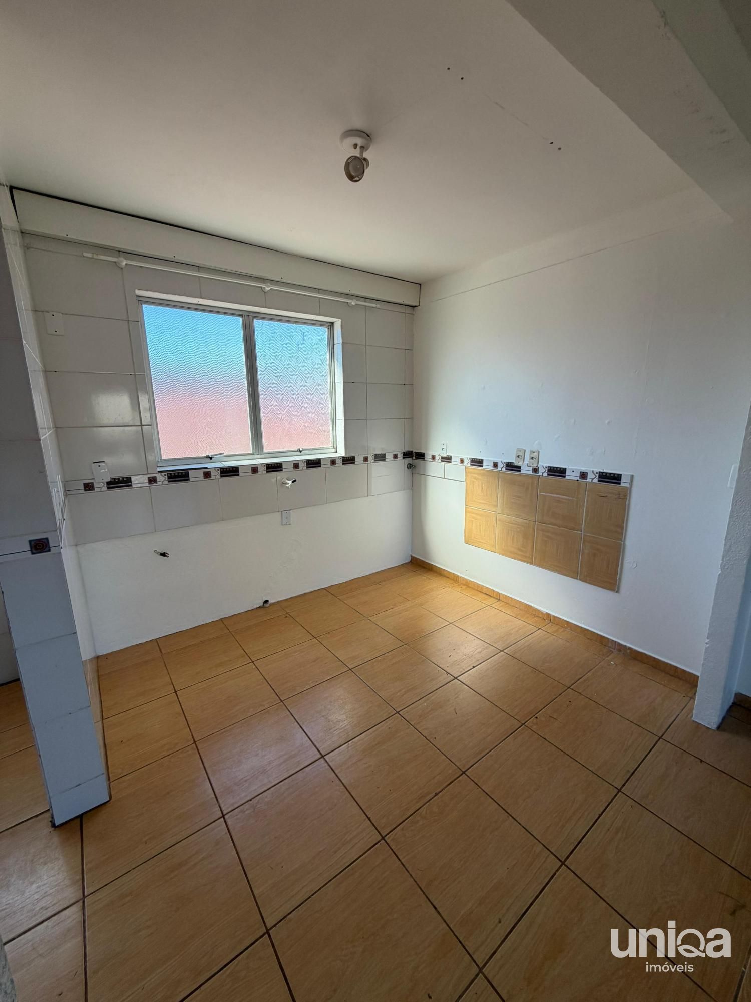Aluga-se apartamento com dois dormitórios, sacada e churrasqueira