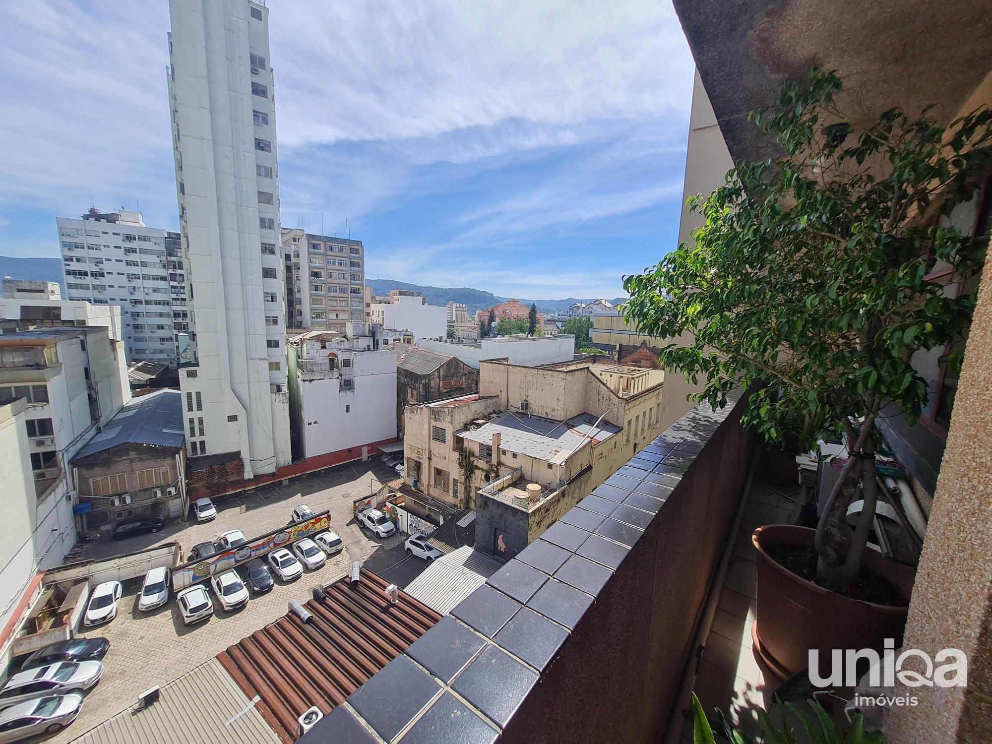 Sala comercial com 82m2 e garagem para venda no ed Continente em Santa Maria per