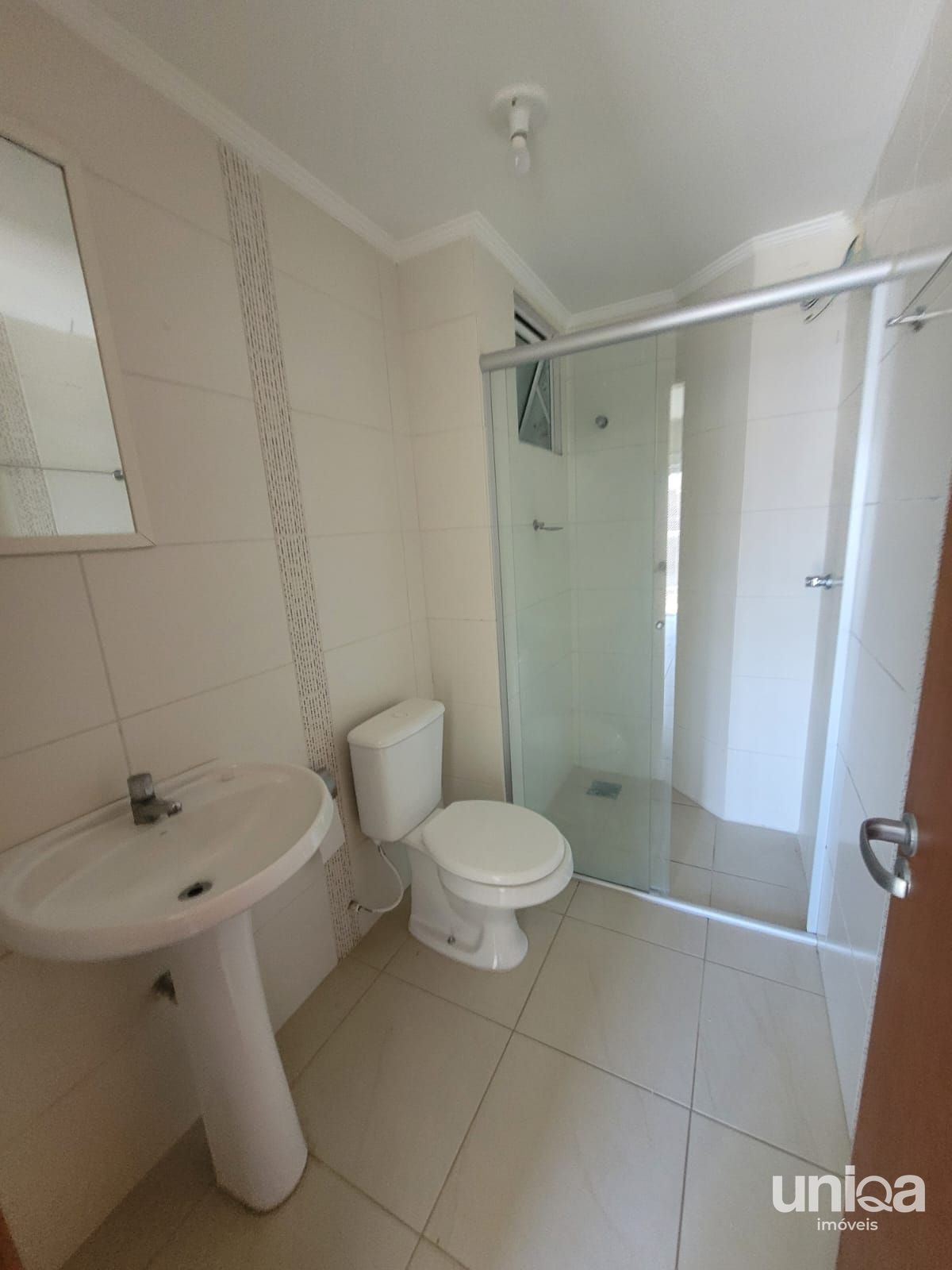 Apartamento com 3 dormitórios, sacada, churrasqueira e garagem próximo a UFSM