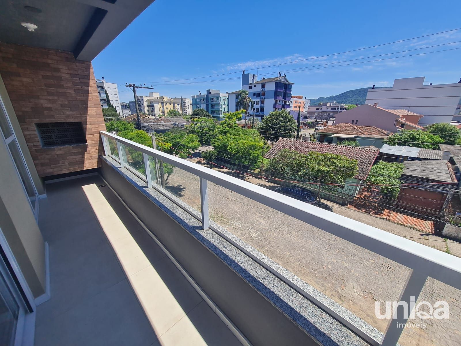 Apto 01 quarto mobiliado frente 02 sacadas garagem no ed Portinari em camobi