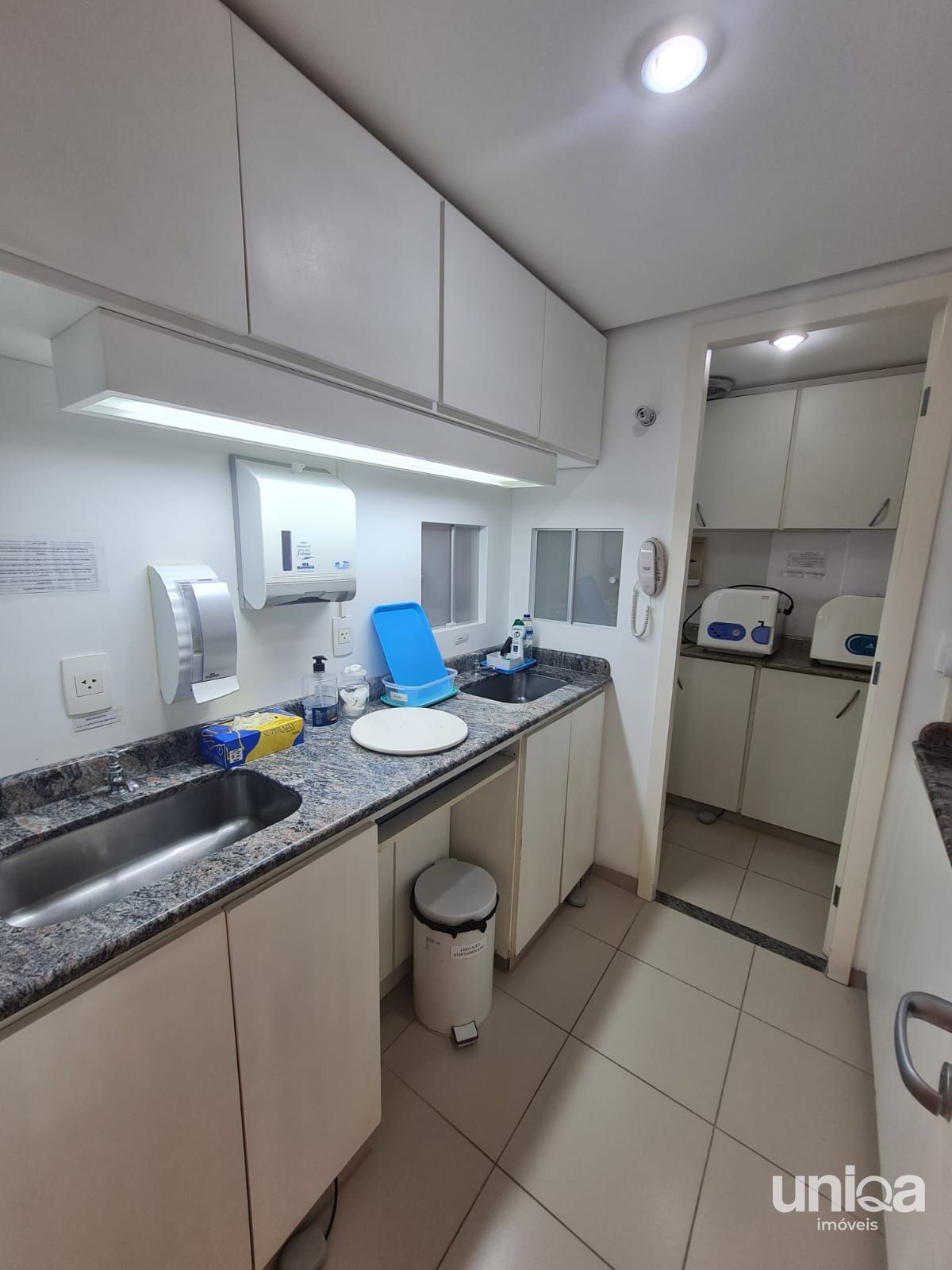 Sala comercial com 82m2 e garagem para venda no ed Continente em Santa Maria per