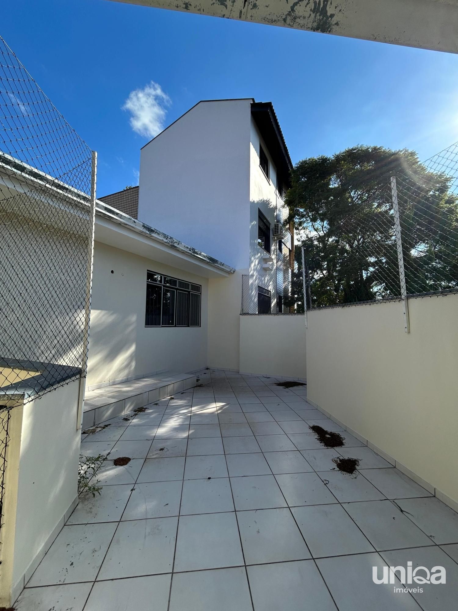 Casa 03 dormitórios suíte, churrasqueira, varanda e garagem 