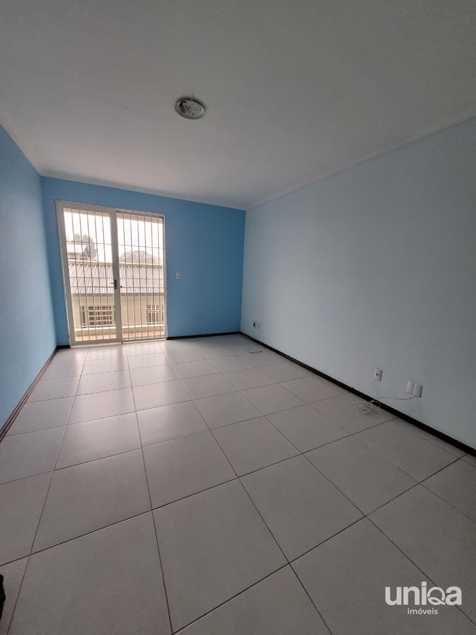 Aluga-se apartamento 2 dormitórios Sacada e garagem em Camobi
