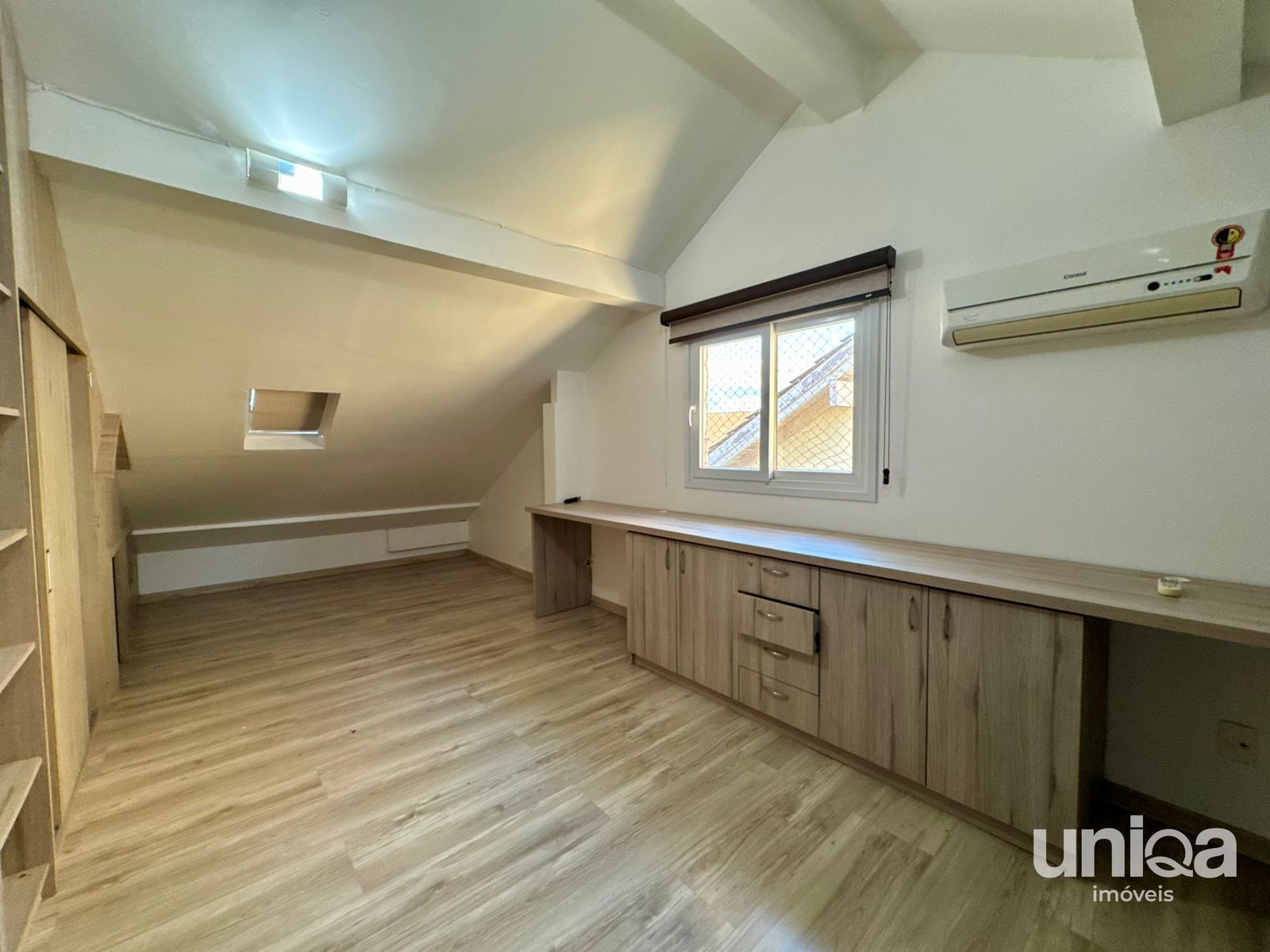 Casa estilo Sobrado para venda em Santa Maria com 03 dormitórios Garagem para 02