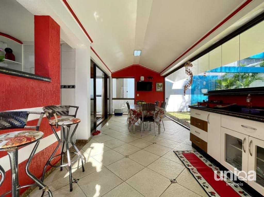 Casa de alto padrão com 06 dormitórios sendo 03 suítes piscina localizada no bai