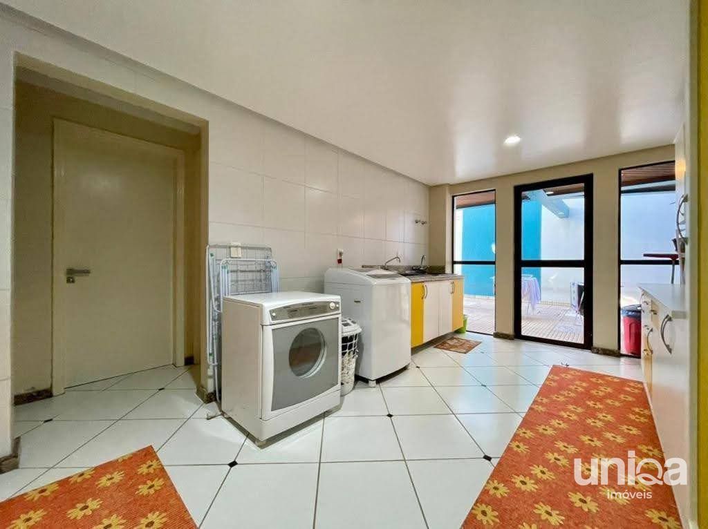 Casa de alto padrão com 06 dormitórios sendo 03 suítes piscina localizada no bai