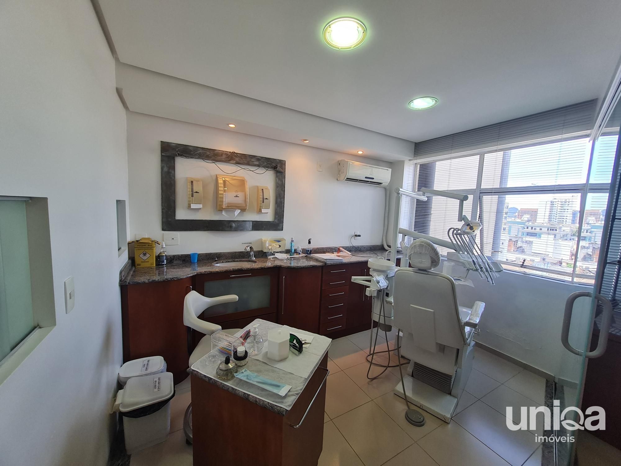 Sala comercial com 82m2 e garagem para venda no ed Continente em Santa Maria per