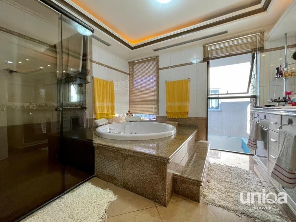 Casa de alto padrão com 06 dormitórios sendo 03 suítes piscina localizada no bai