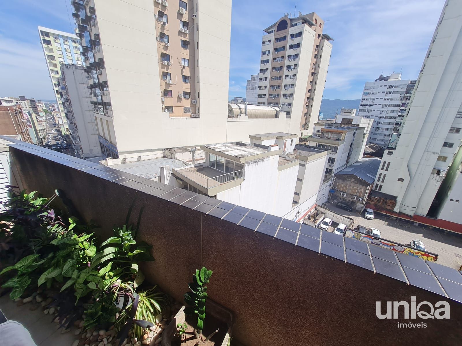 Sala comercial com 82m2 e garagem para venda no ed Continente em Santa Maria per