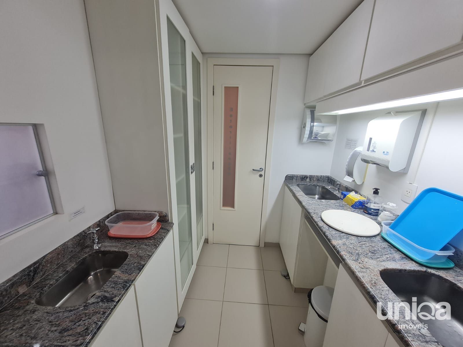Sala comercial com 82m2 e garagem para venda no ed Continente em Santa Maria per