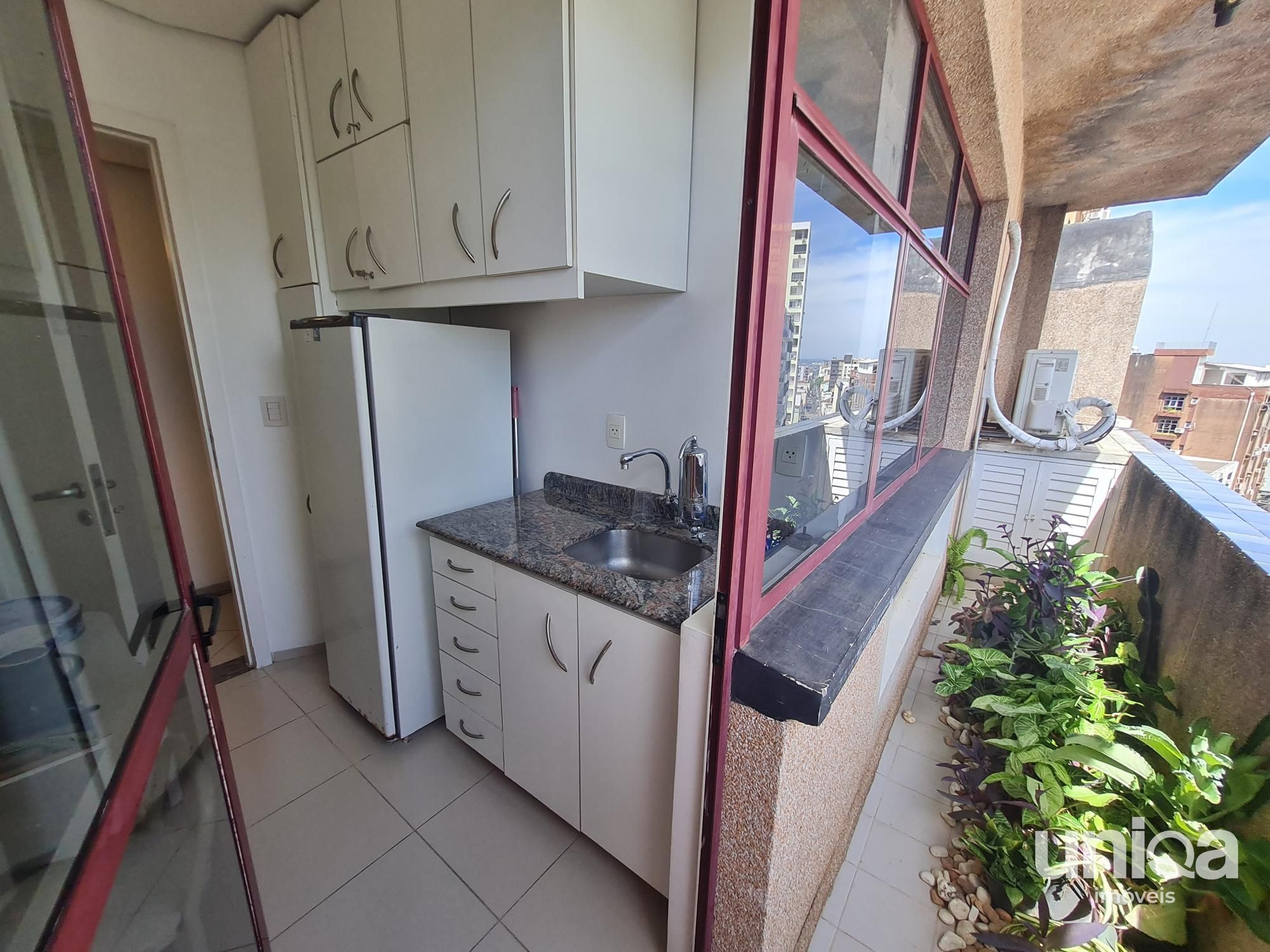 Sala comercial com 82m2 e garagem para venda no ed Continente em Santa Maria per