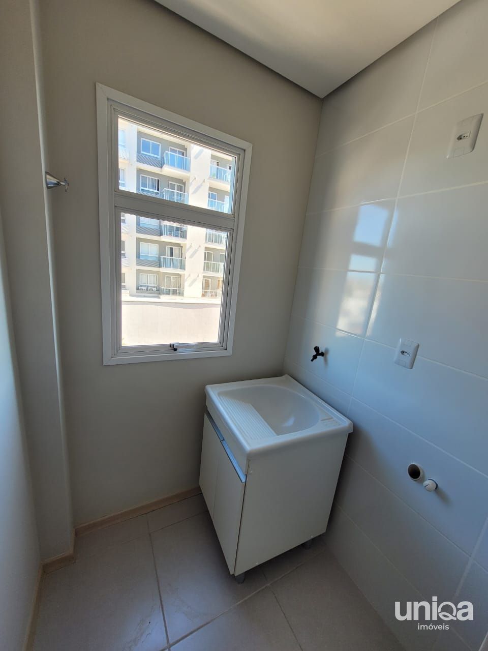 Apartamento com dois dormitórios elevador e garagem alugo ou vendo em Camobi SM.