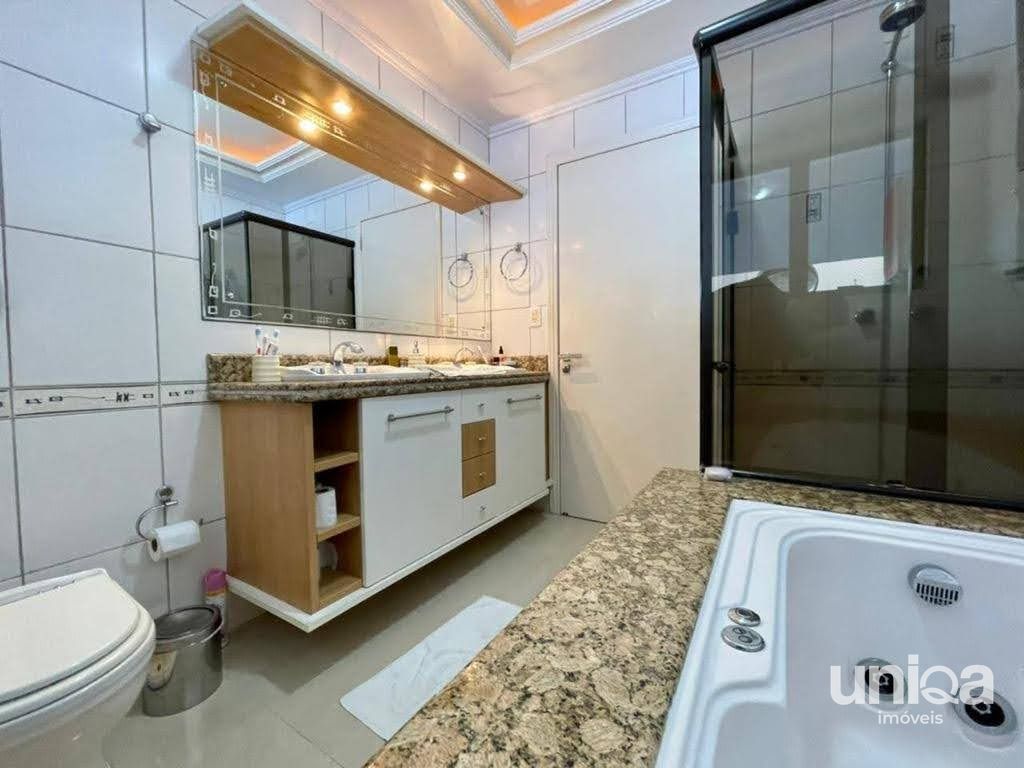 Casa de alto padrão com 06 dormitórios sendo 03 suítes piscina localizada no bai