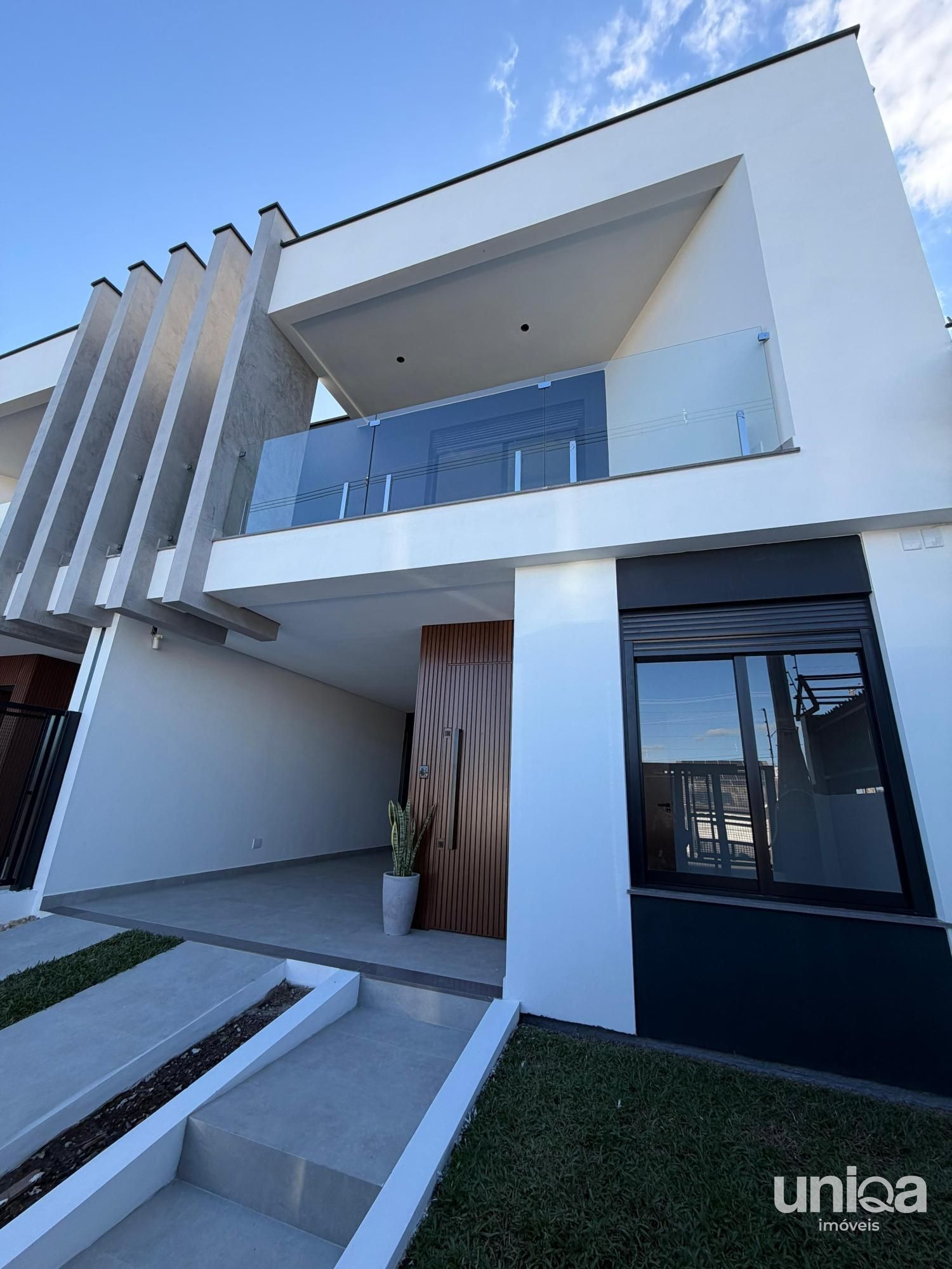 Casa nova 148m2 quarto/escritório no térreo + 02 suítes andar superior Camobi