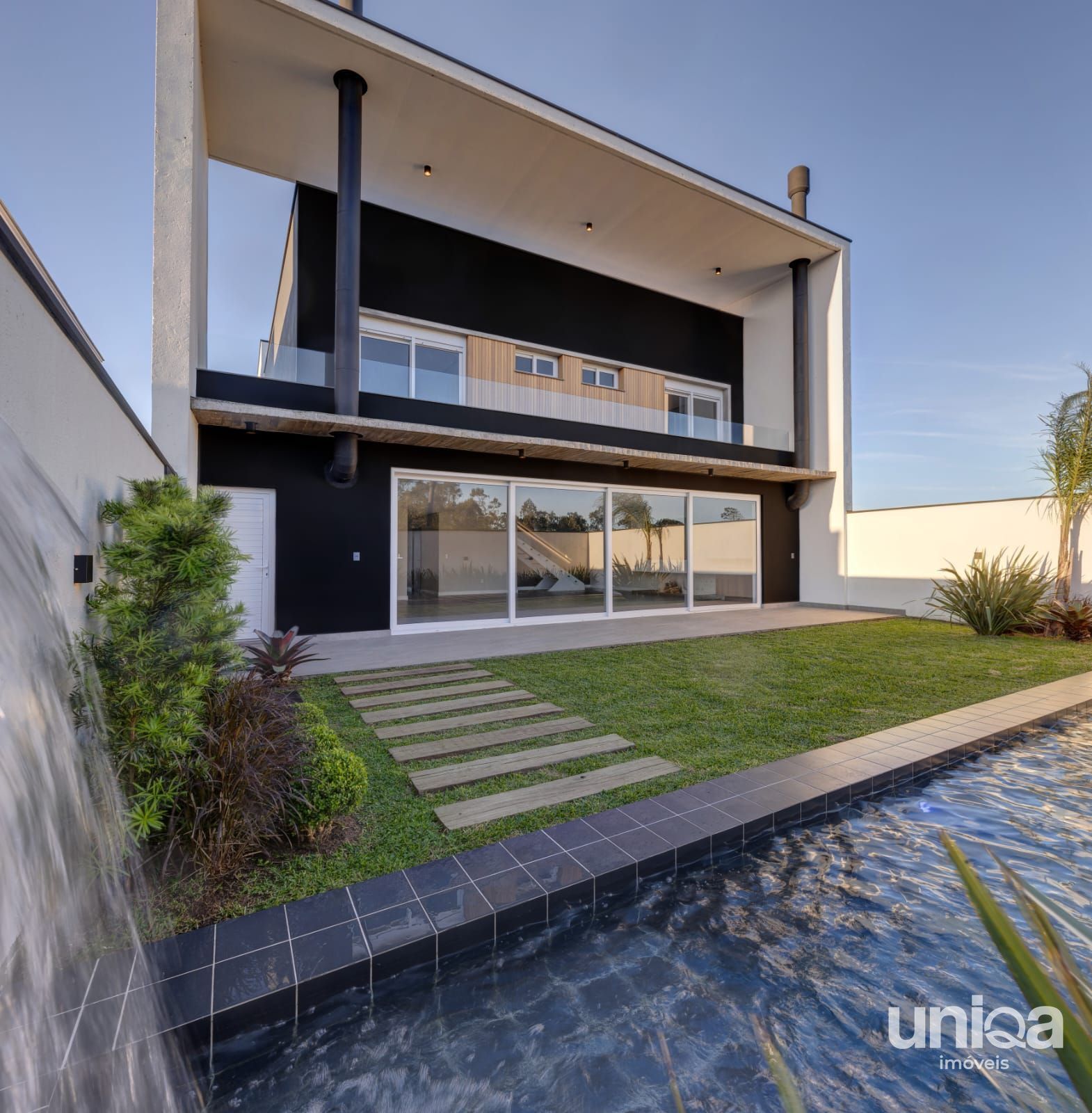 Casa 357m2 03 suítes + escritório piscina no Terras de Santorini Bairro São José
