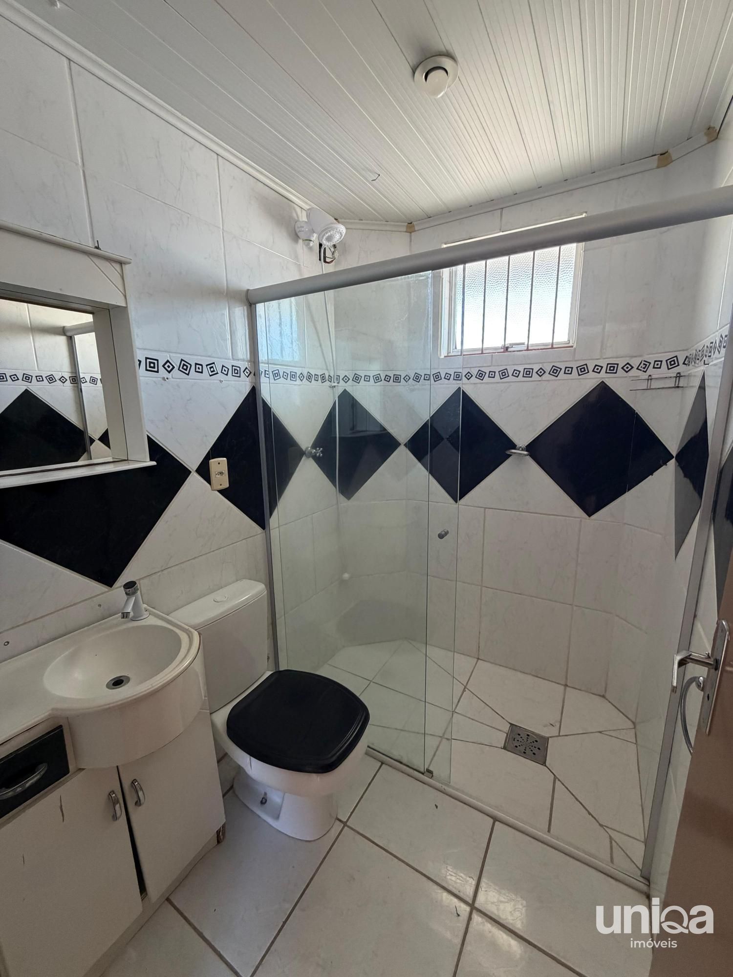 Aluga-se apartamento com dois dormitórios, sacada e churrasqueira