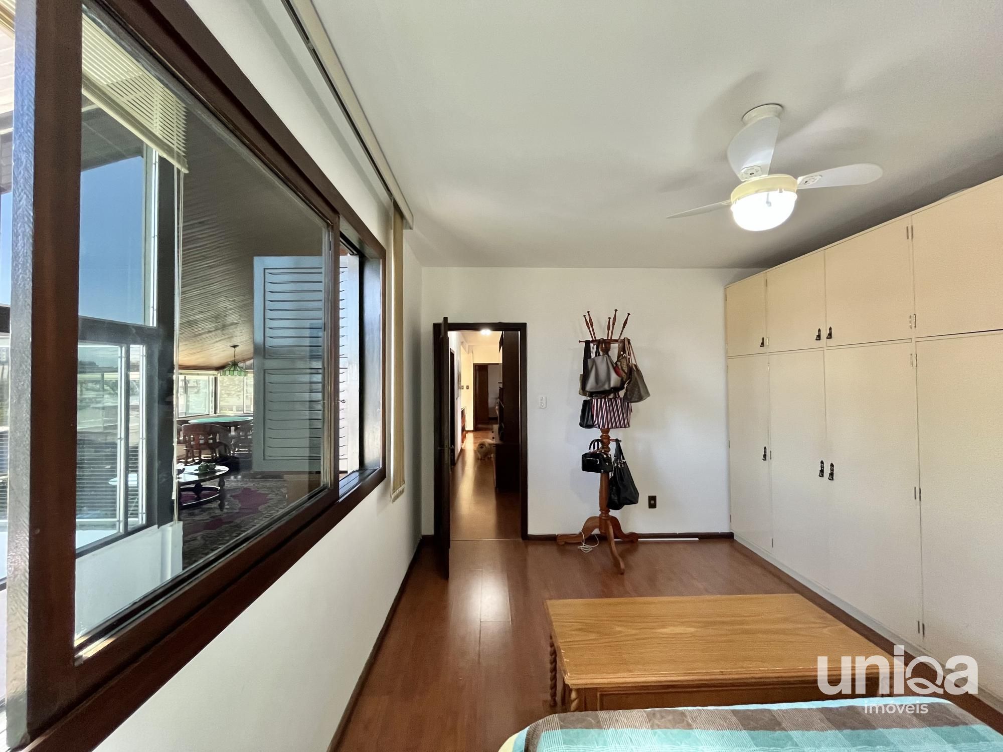 Casa para venda de 05 dormitórios em Santa Maria