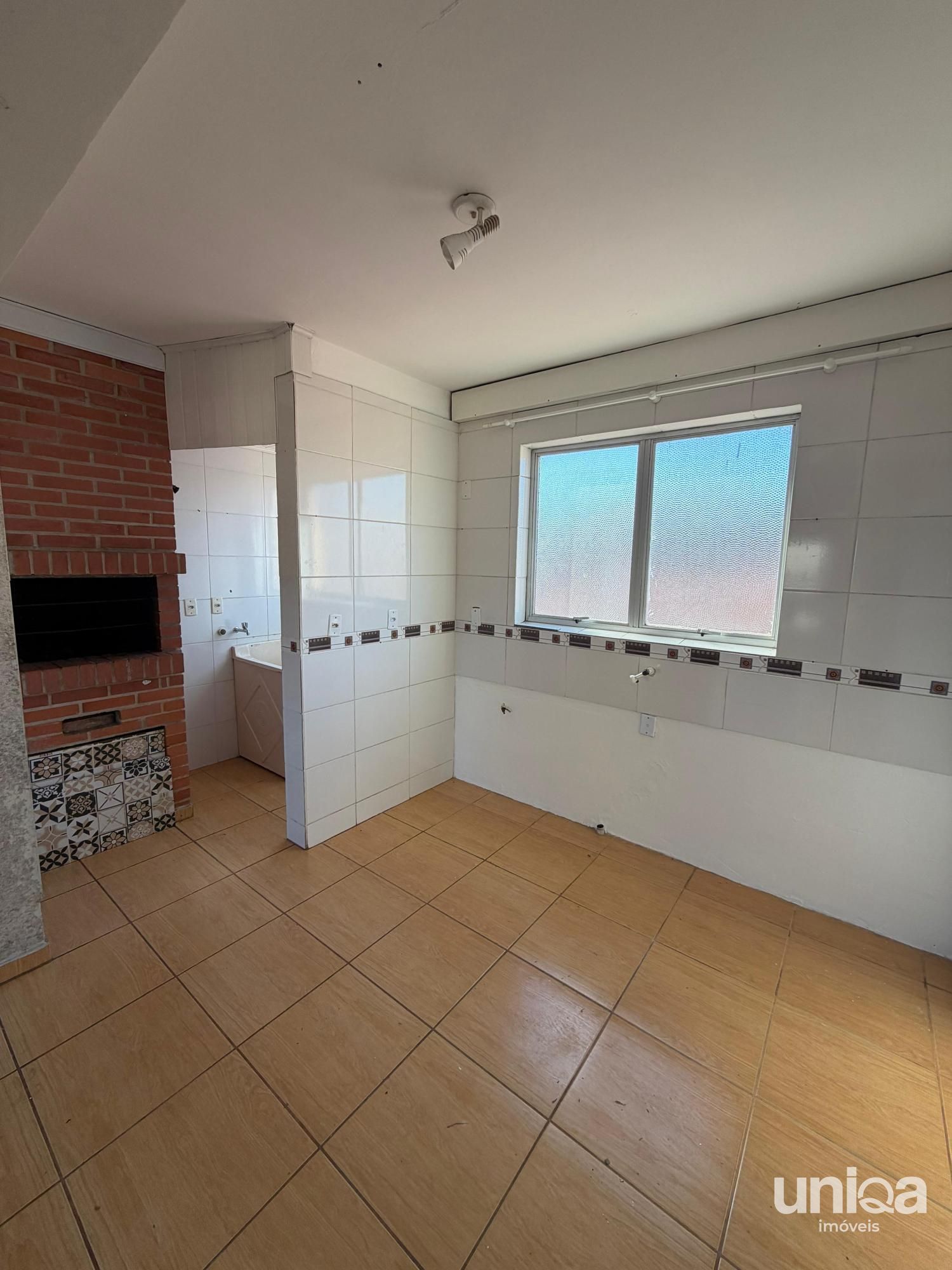 Aluga-se apartamento com dois dormitórios, sacada e churrasqueira