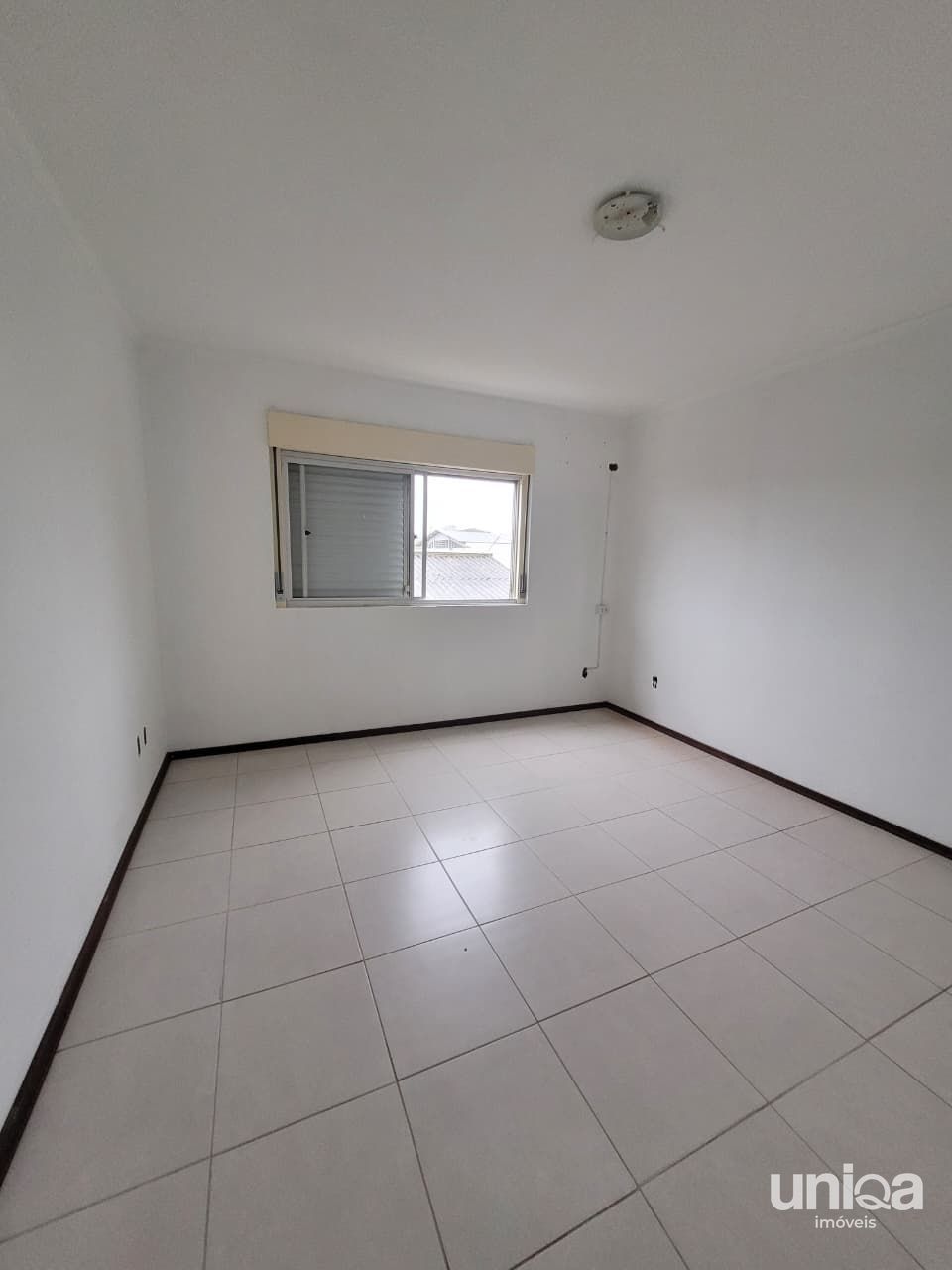 Aluga-se apartamento 2 dormitórios Sacada e garagem em Camobi