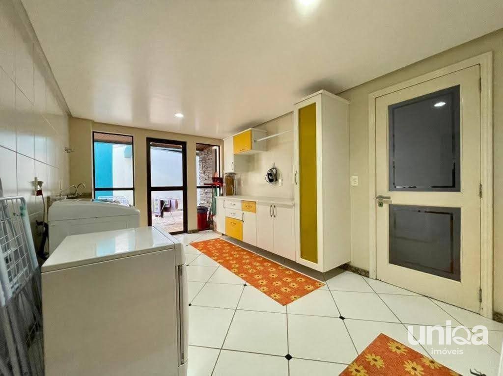 Casa de alto padrão com 06 dormitórios sendo 03 suítes piscina localizada no bai