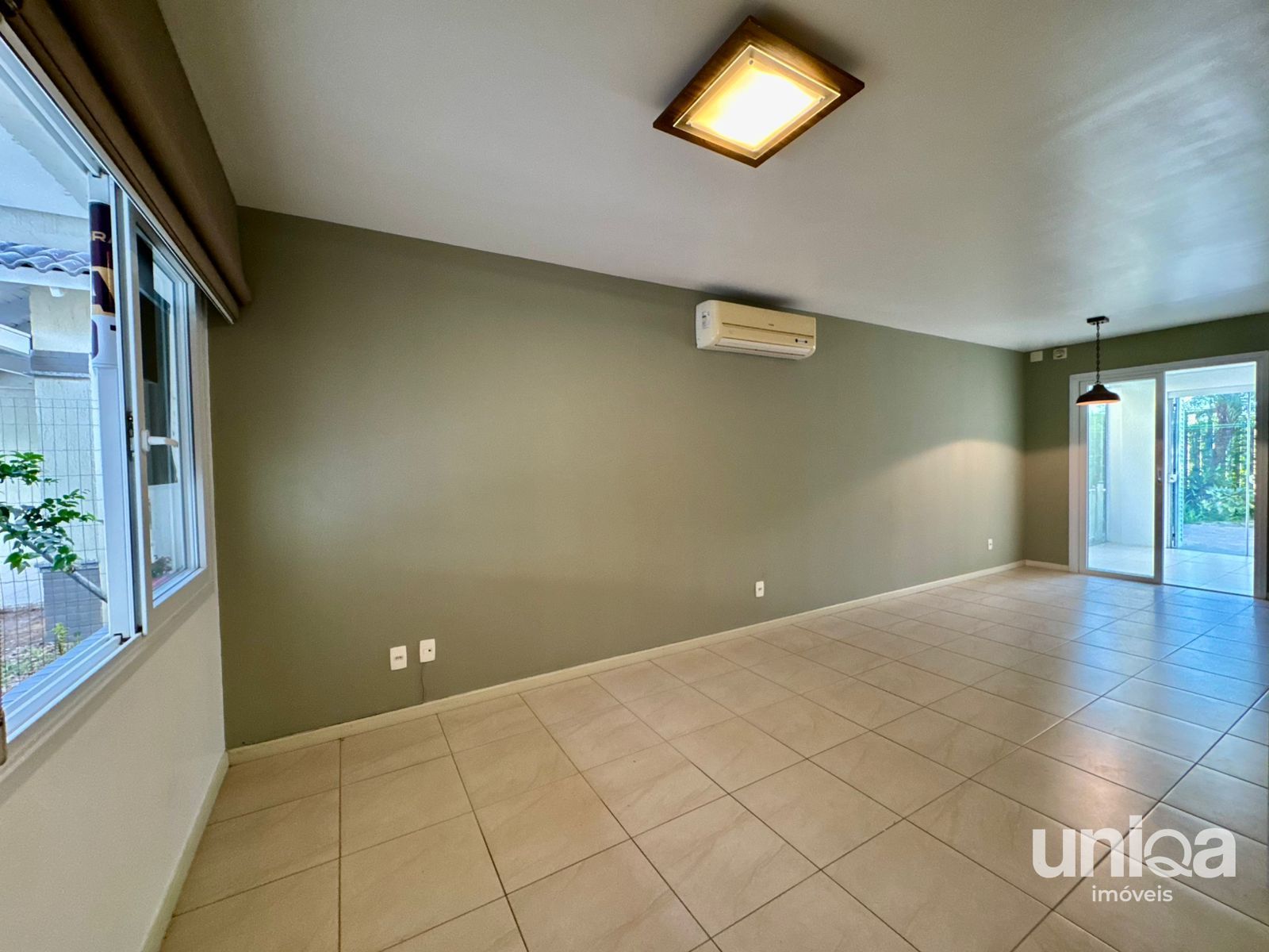 Casa estilo Sobrado para venda em Santa Maria com 03 dormitórios Garagem para 02