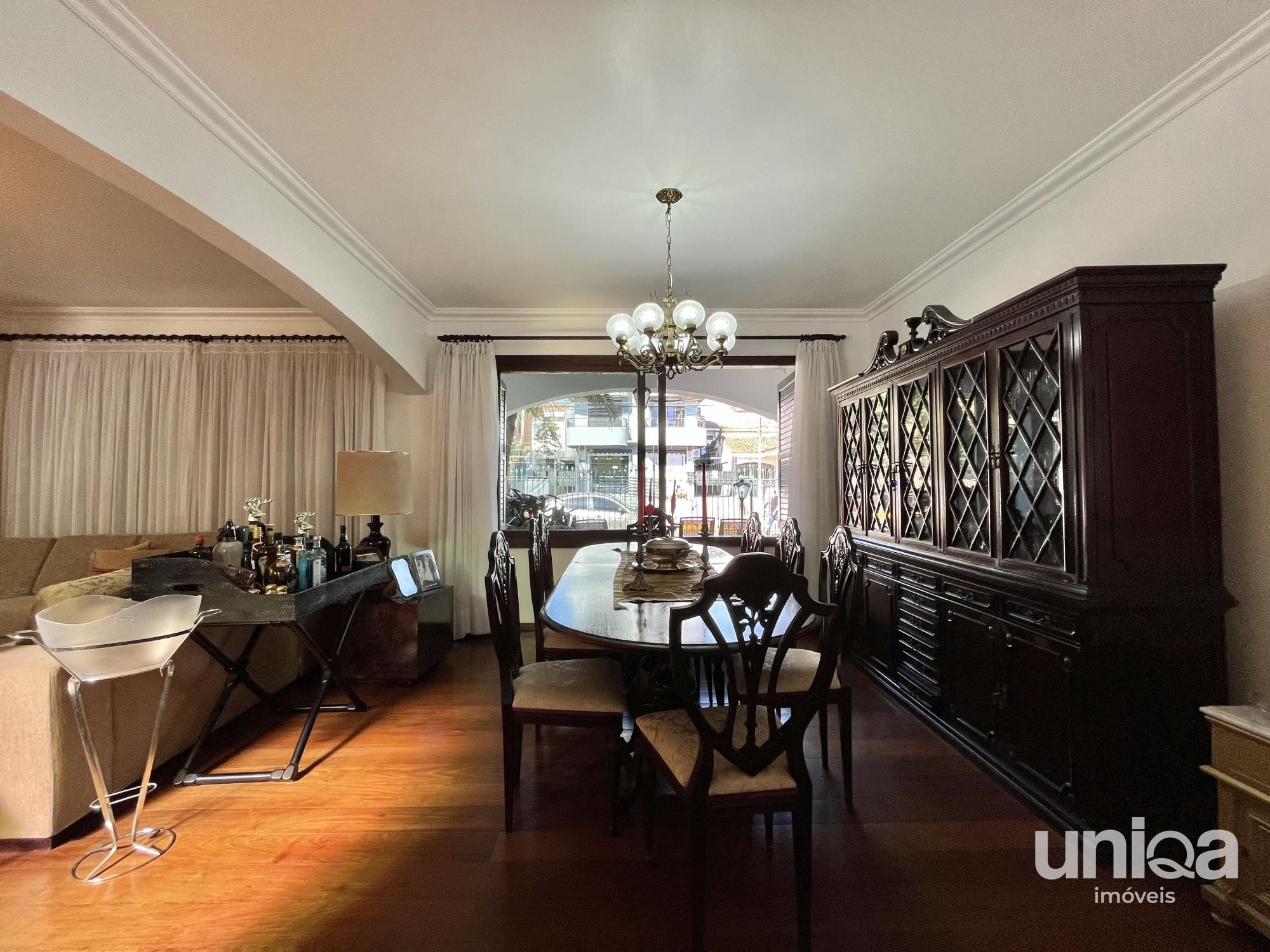 Casa para venda de 05 dormitórios em Santa Maria