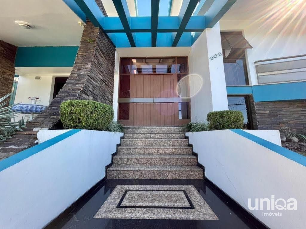 Casa de alto padrão com 06 dormitórios sendo 03 suítes piscina localizada no bai