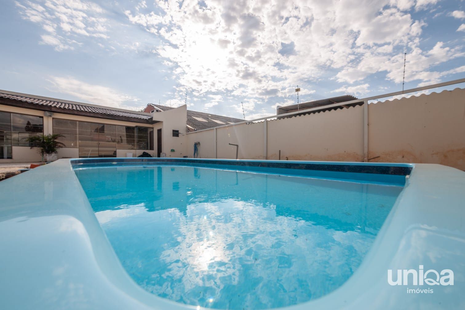 Casa mobiliada 03 dorm Suíte Condomínio Mediterrani c/Piscina e Salão de Festas