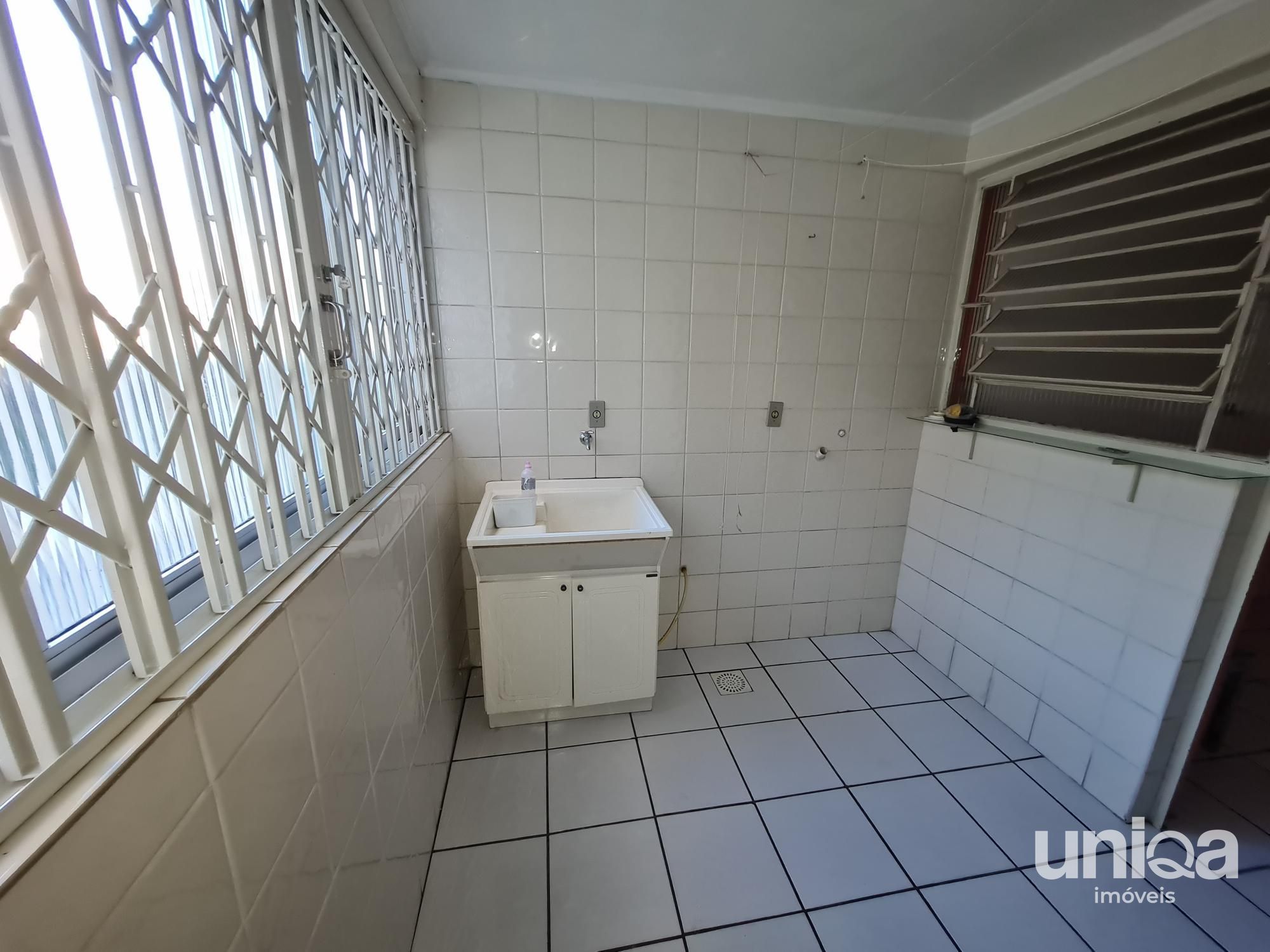 Apto 02 dormitórios Frente Sacada com churrasqueira e Garagem em Santa Maria
