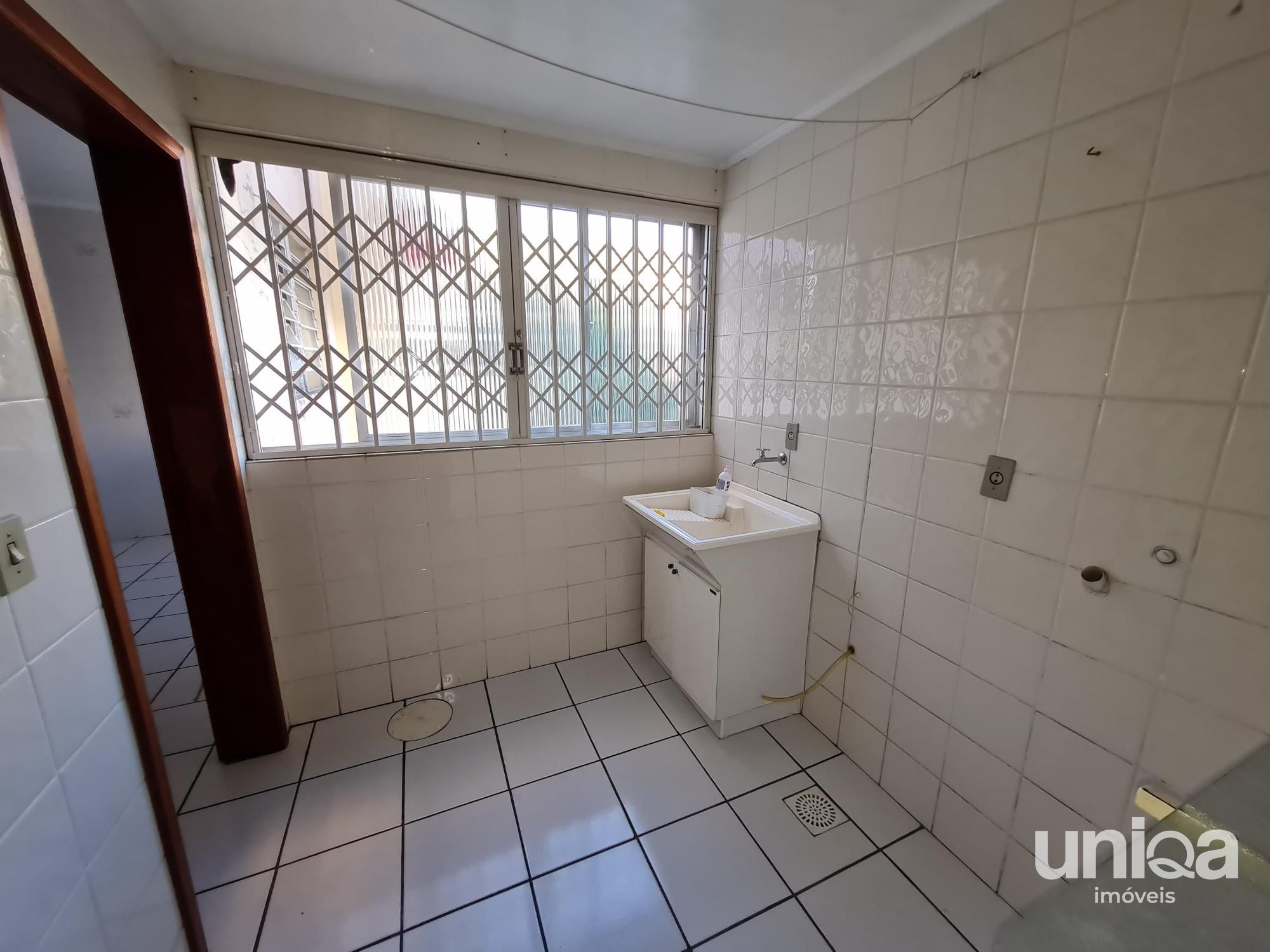 Apto 02 dormitórios Frente Sacada com churrasqueira e Garagem em Santa Maria