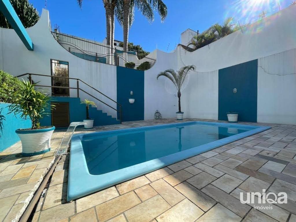 Casa de alto padrão com 06 dormitórios sendo 03 suítes piscina localizada no bai