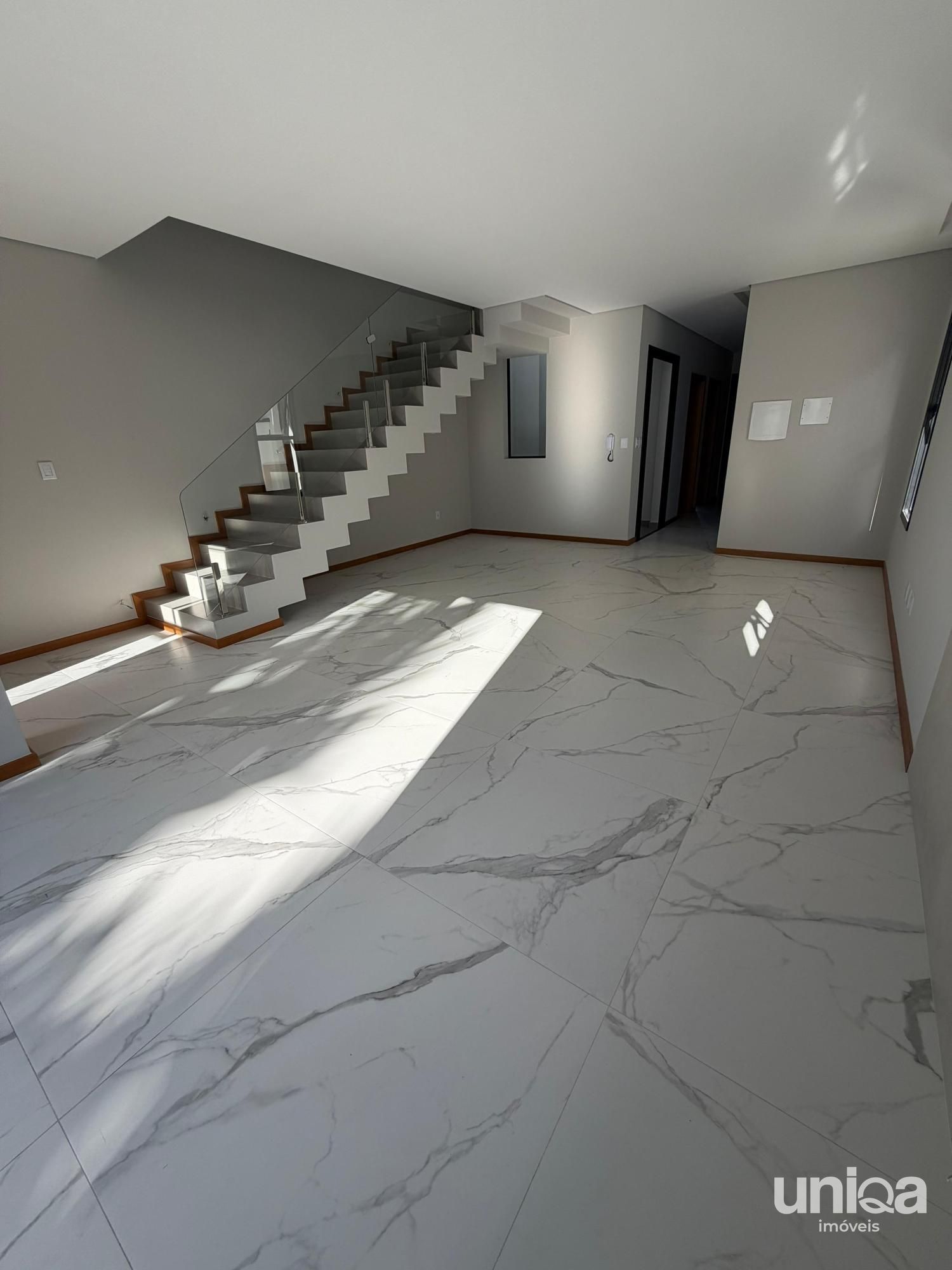 Casa nova 148m2 quarto/escritório no térreo + 02 suítes andar superior Camobi
