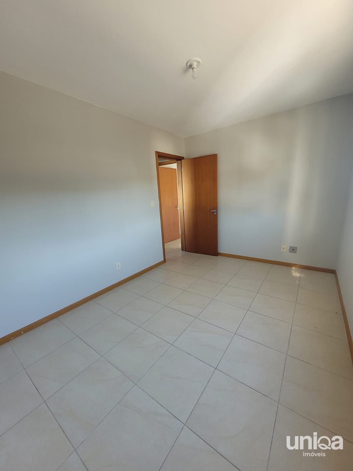 Apartamento com 3 dormitórios, sacada, churrasqueira e garagem próximo a UFSM