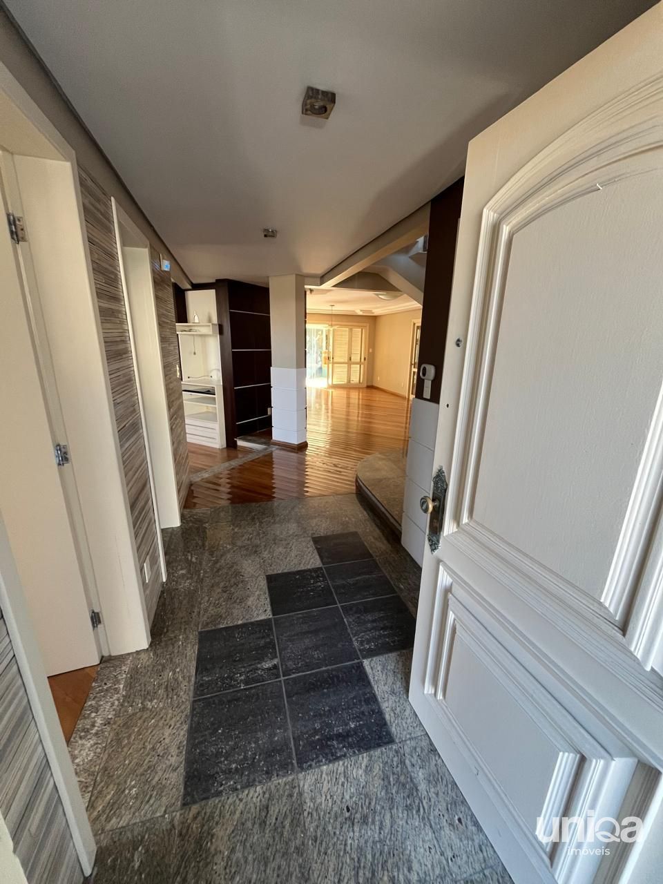 Vendo casa alto padrão 04 dormitórios próximo ao clube tênis
