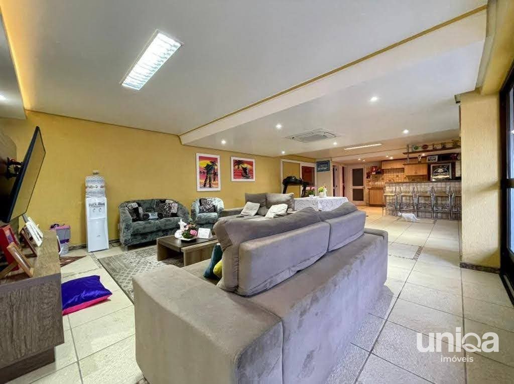 Casa de alto padrão com 06 dormitórios sendo 03 suítes piscina localizada no bai