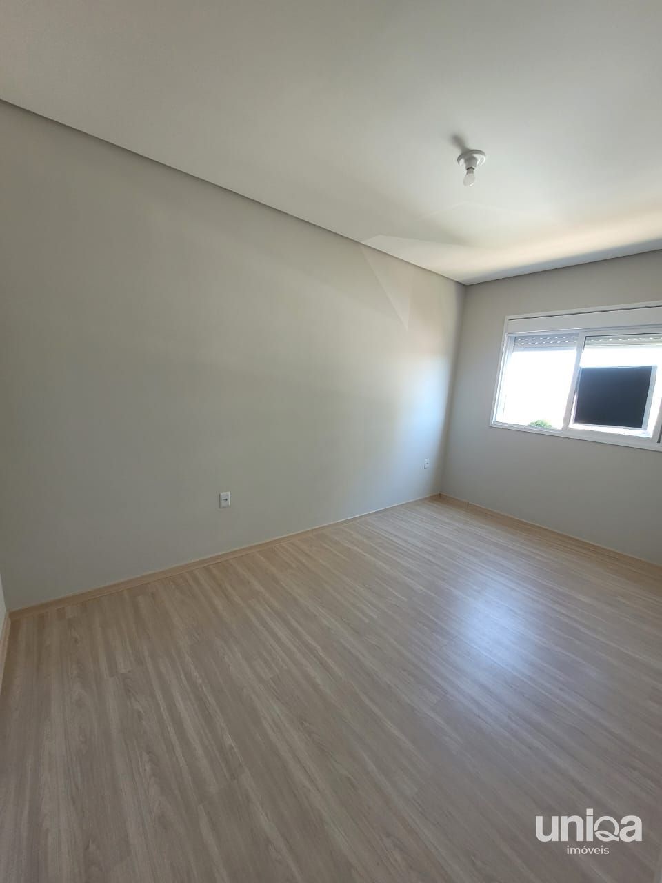Apartamento com dois dormitórios elevador e garagem alugo ou vendo em Camobi SM.