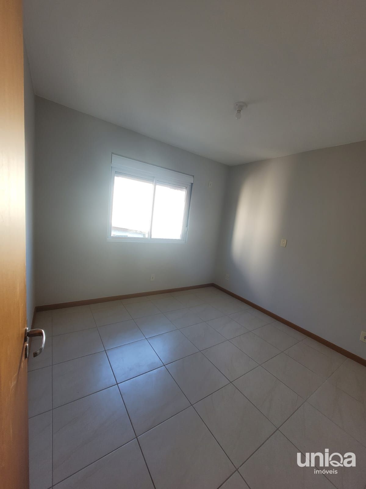 Apartamento com 3 dormitórios, sacada, churrasqueira e garagem próximo a UFSM