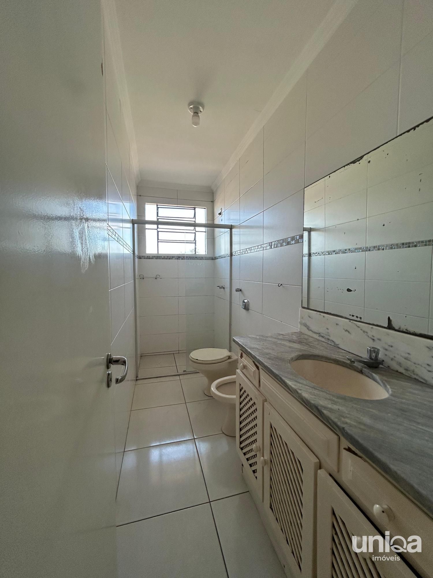 Casa 03 dormitórios suíte, churrasqueira, varanda e garagem 