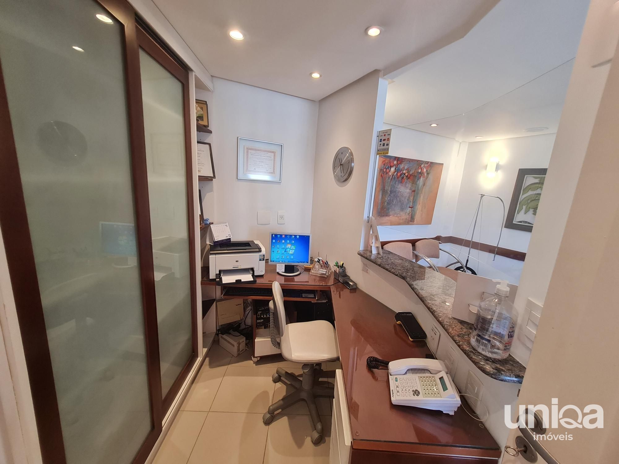 Sala comercial com 82m2 e garagem para venda no ed Continente em Santa Maria per