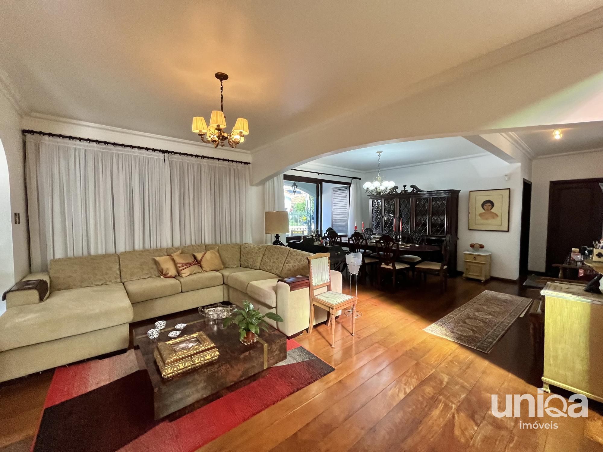 Casa para venda de 05 dormitórios em Santa Maria