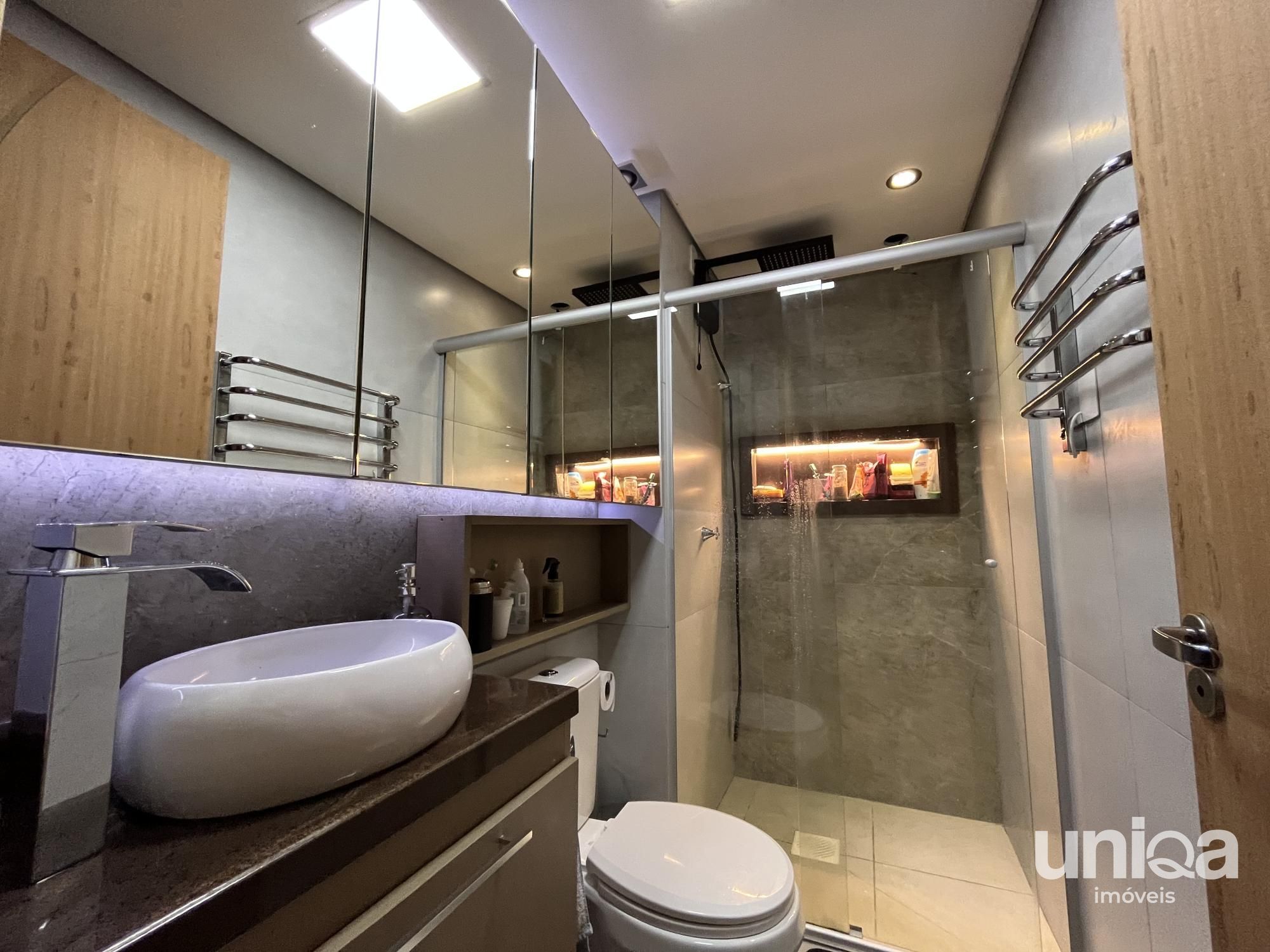 Apartamento central mobilado de 2 dormitórios em Santa Maria